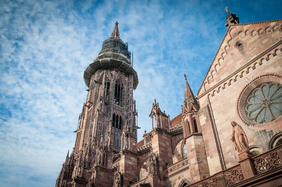 Freiburg: Tour of the city with cathedral visit - Haus zum Walfisch and Freiburg’s decorated facades