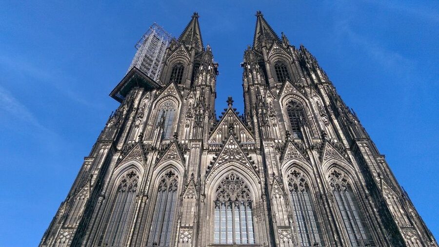 From Amsterdam: Cologne Private Sightseeing Tour - Christmas markets and Neumarkt in season