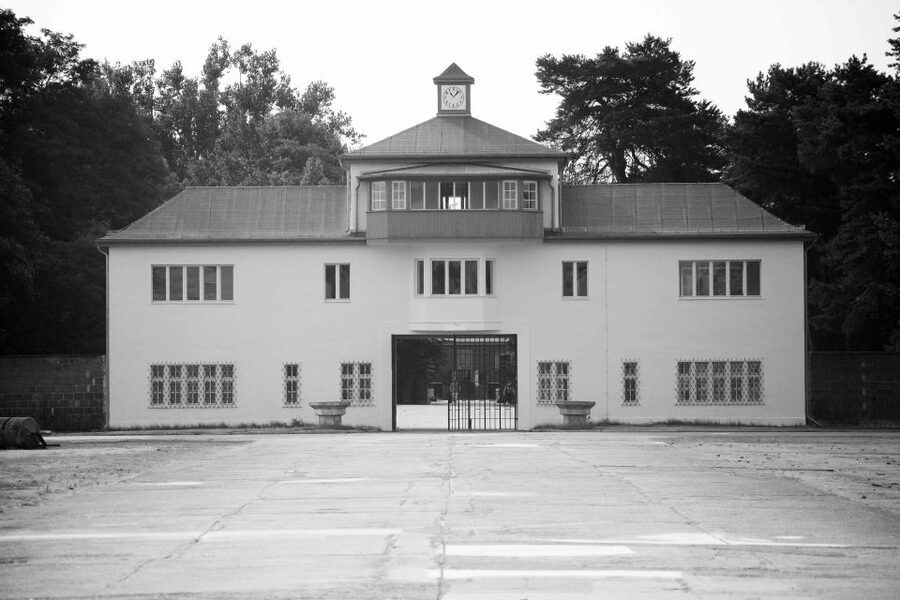 From Berlin: Licensed Sachsenhausen Tour with max. 15 people - From Hackescher Markt to a former Nazi camp