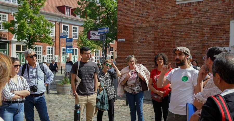 From Berlin: Potsdam Half-Day Tour in Spanish - Meeting the guide at Alexanderplatz