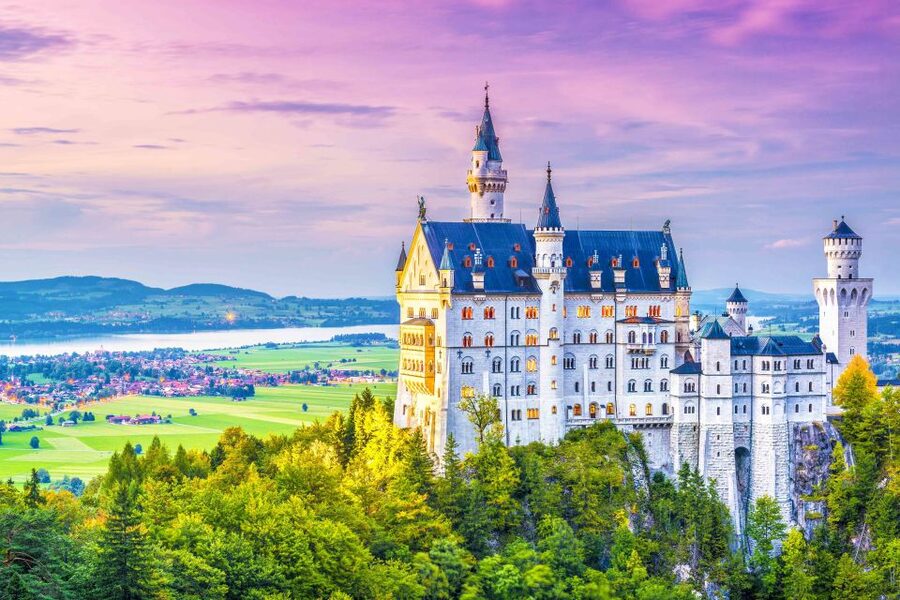 From Munich: Trip to Neuschwanstein & Linderhof in Spanish - Arriving at Neuschwanstein in the Bavarian Alps