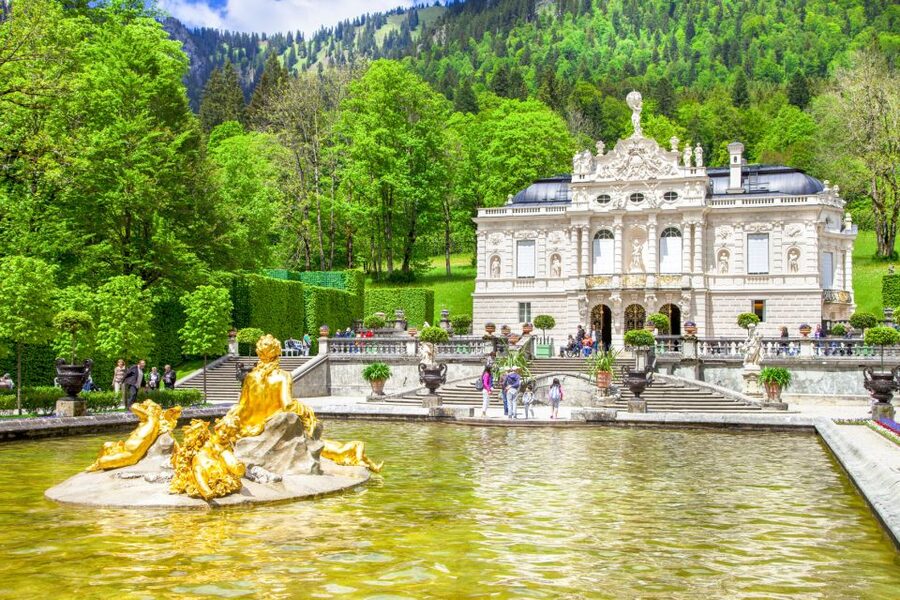From Munich: Trip to Neuschwanstein & Linderhof in Spanish - What the guide adds to a long day