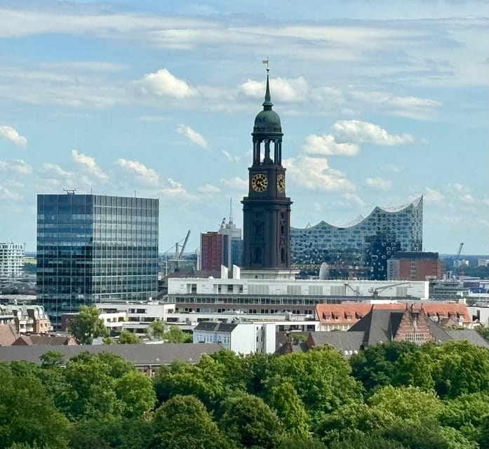 German guided insider tour of Hamburg's Schanzenviertel - Graffiti, installations, and the Schanze’s visual language