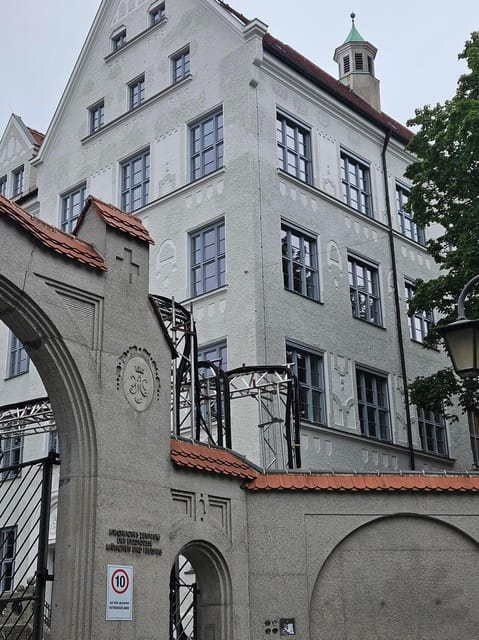 Glockenbachviertel culinary - the food tour - The State Theater adds a cultural pause