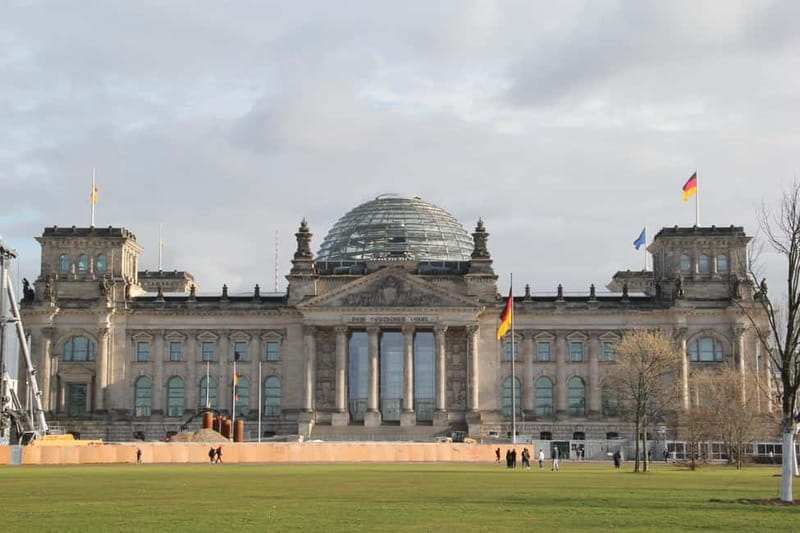 Guided Insider Tour Government and Parliament District - Paul-Löbe House and the architecture of Parliament
