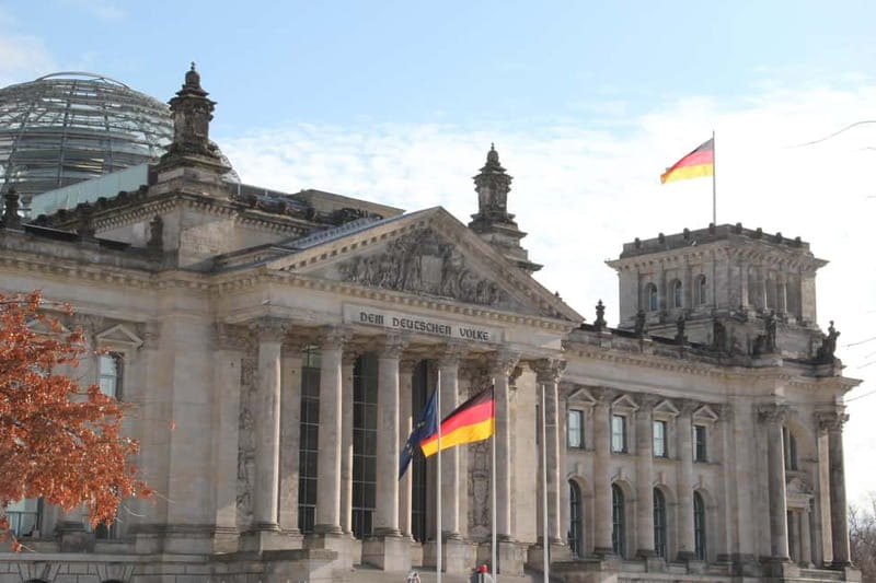 Guided Insider Tour Government and Parliament District - Who will enjoy this walk most