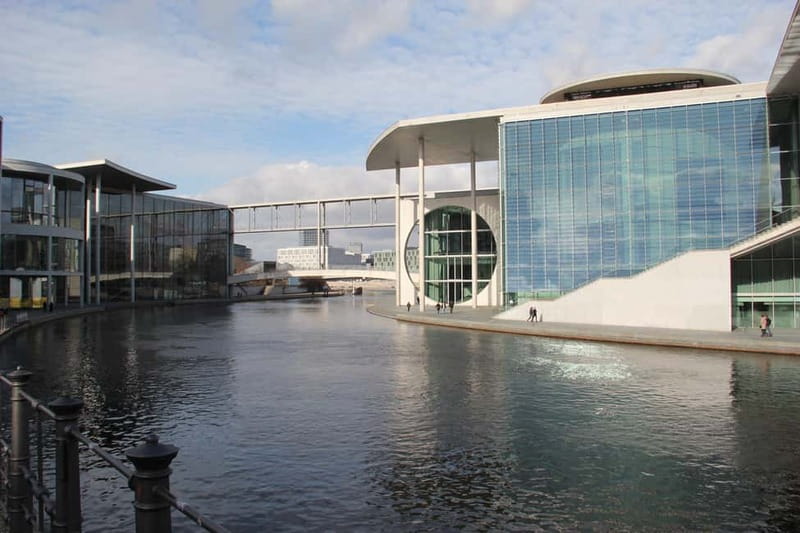 Guided Insider Tour Government and Parliament District - The Chancellery and the work of government