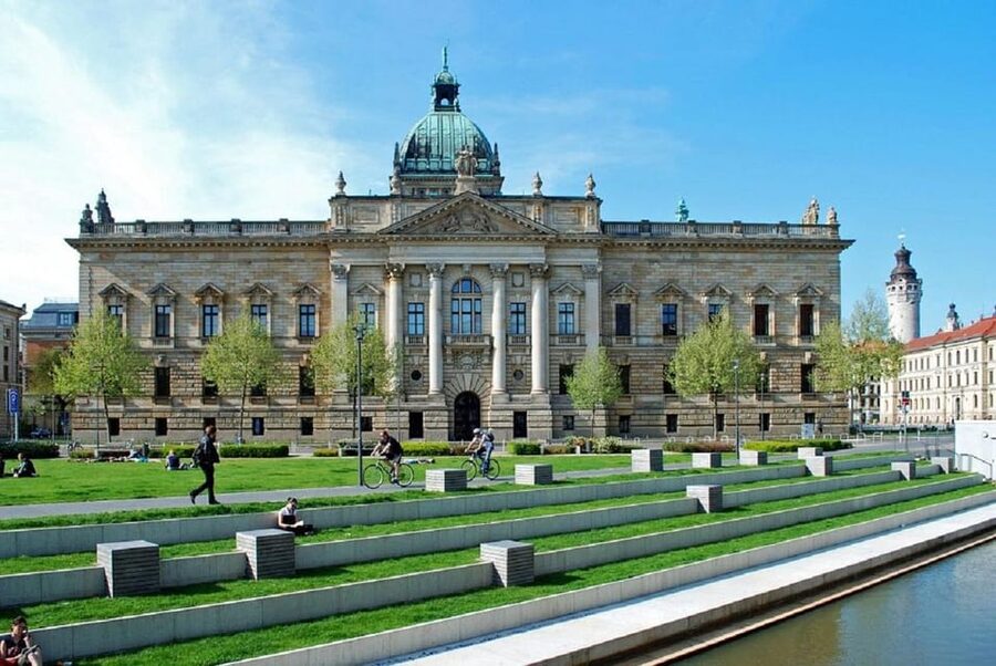 Guided tour of the Federal Administrative Court in Leipzig - Starting in the foyer of the Federal Administrative Court