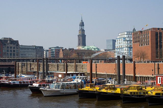 Hamburg: 1.5-Hour Comedy Bus Tour in German - St. Pauli, the Reeperbahn, and Hamburg’s nightlife character