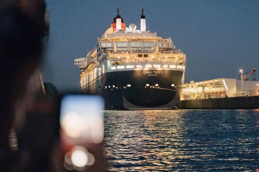 Hamburg: 1.5-Hour Evening Lights Harbour Cruise on a Ship - Why Hamburg Harbor is best seen after dark