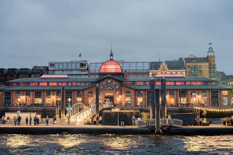 Hamburg: 1.5-Hour Evening Lights Harbour Cruise on a Ship - Elbe beach and the open deck