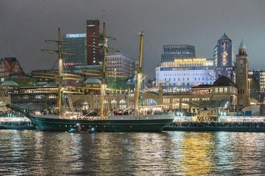 Hamburg: 1.5-Hour Evening Lights Harbour Cruise on a Ship - The bar, seating, and onboard comfort
