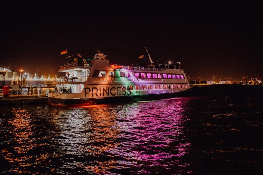 Hamburg: 1.5-Hour Evening Lights Harbour Cruise on a Ship - Starting at Landungsbrücken Pier 3