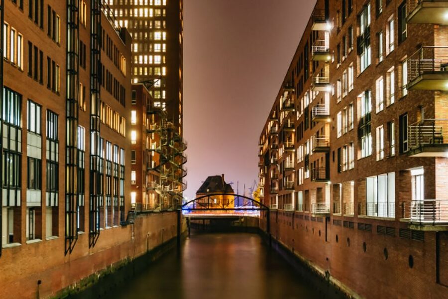 Hamburg: 1.5h Grand Harbor Evening Lights Cruise - Starting at Landungsbrücken and Pier 3
