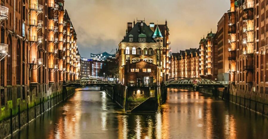 Hamburg: 1.5h Grand Harbor Evening Lights Cruise - Elbphilharmonie and HafenCity after dark