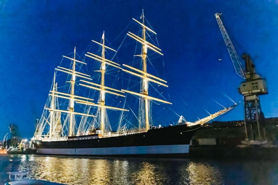Hamburg: 1.5h Grand Harbor Evening Lights Cruise - Fish market, Elbe beach, and the return views