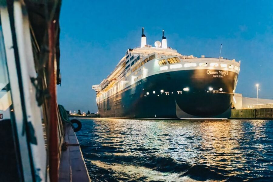 Hamburg: 1.5h Grand Harbor Evening Lights Cruise - Commentary, comfort, and drinks onboard