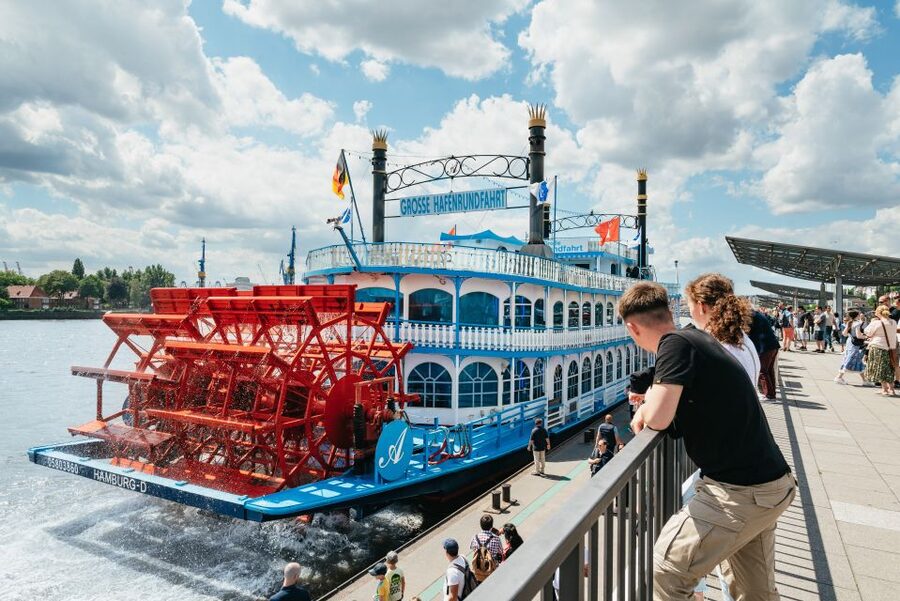 Hamburg: 1-Hour Harbor Sightseeing Cruise with HafenCity - The working port, container terminals, and Blohm and Voss