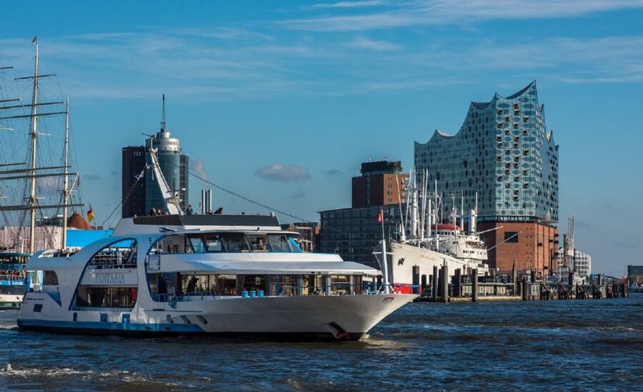 Hamburg: 2-Hour Sightseeing Cruise to Blankenese - Elbstrand and the riverfront west of the center