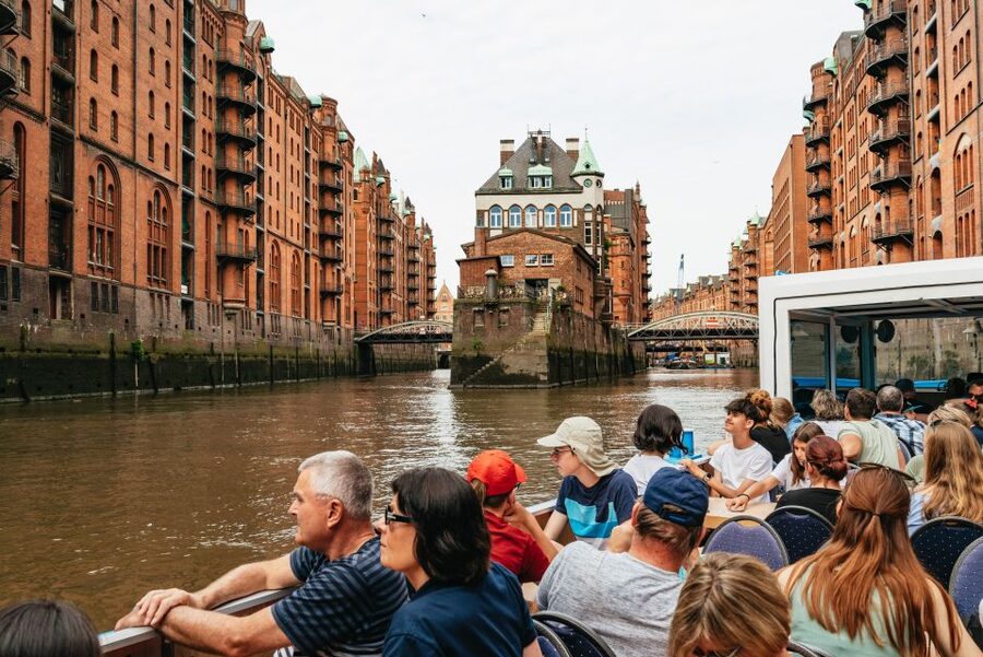 Hamburg: 2-Hour XXL Port of Hamburg Cruise Tour - German commentary and the audio app