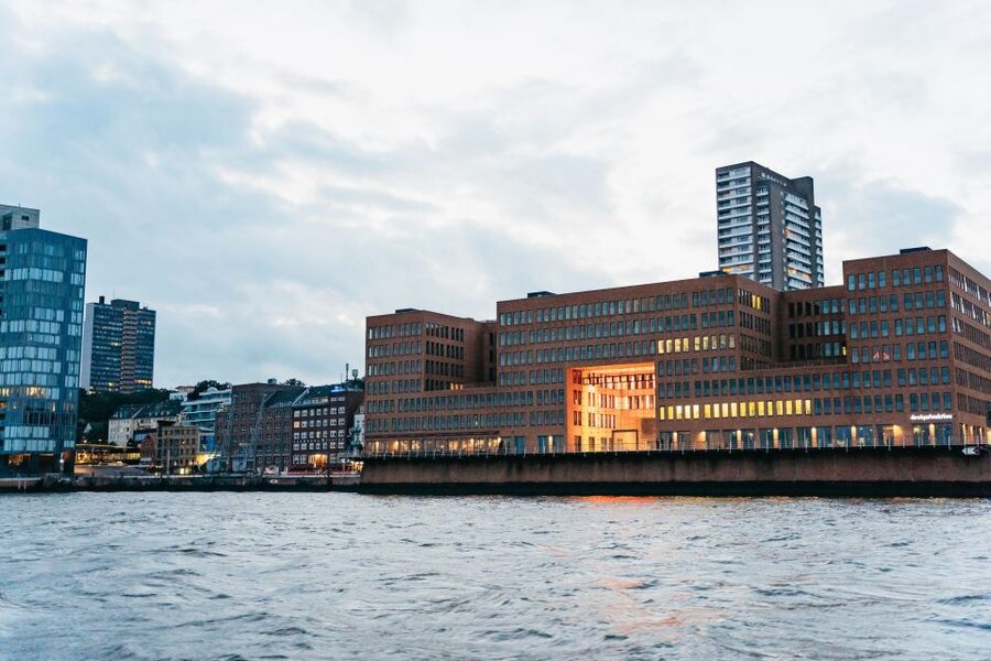 Hamburg: 90-Minute Evening Lights Harbor Cruise - The working port and its giant ships