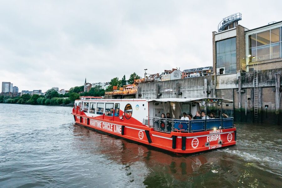 Hamburg: 90-Minute Evening Lights Harbor Cruise - The captain’s live commentary