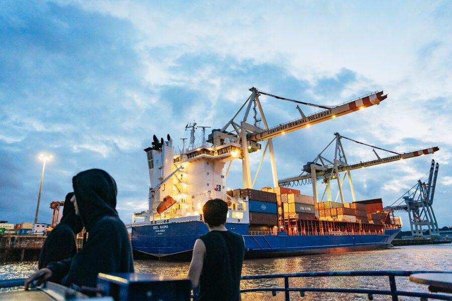 Hamburg: 90-Minute Evening Lights Harbor Cruise - Special departures with Queen Mary 2 and Hafengeburtstag