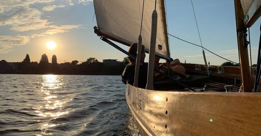 Hamburg: Alster River Sailboat Tour with Sundowner - Meeting the captains, including Henning
