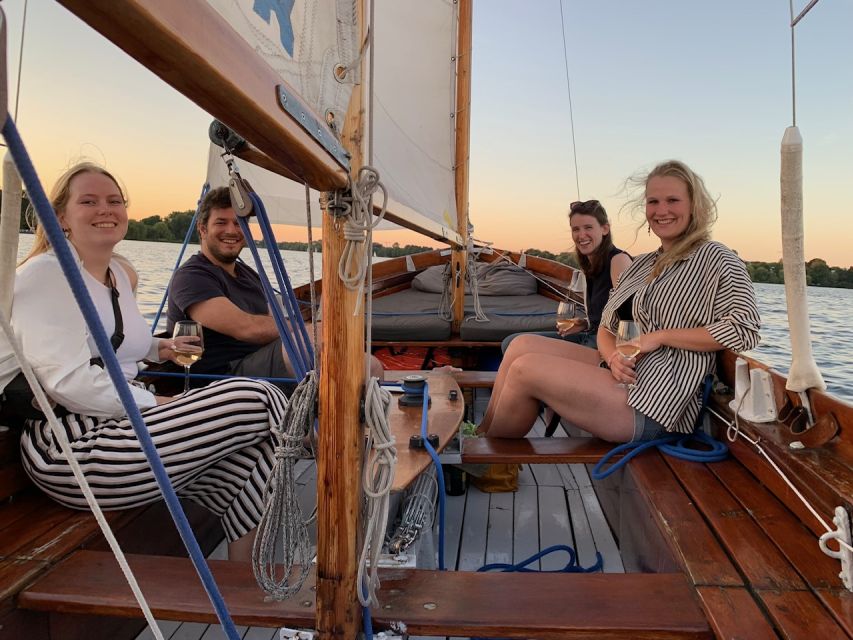 Hamburg: Alster River Sailboat Tour with Sundowner - One hour on the Outer Alster