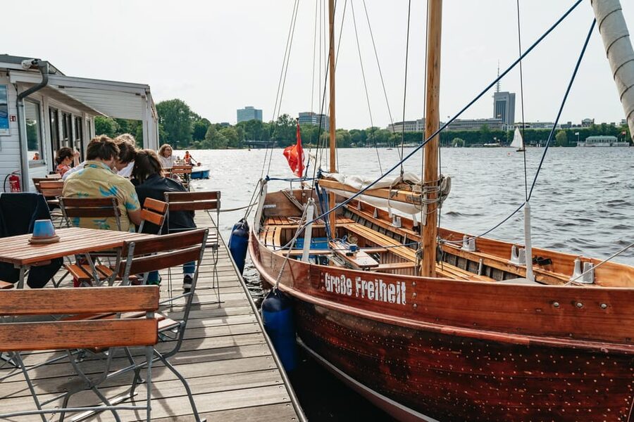 Hamburg: Alster River Sailing Tour on a 2-Masted Sailboat - The Alster Fountain and central Hamburg views