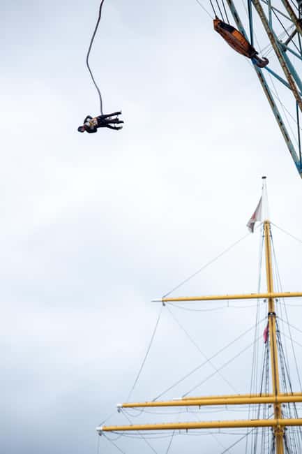 Hamburg: Bungee Jumping 50 Meters High over the Harbor - Staff, group size, and the pace of the hour