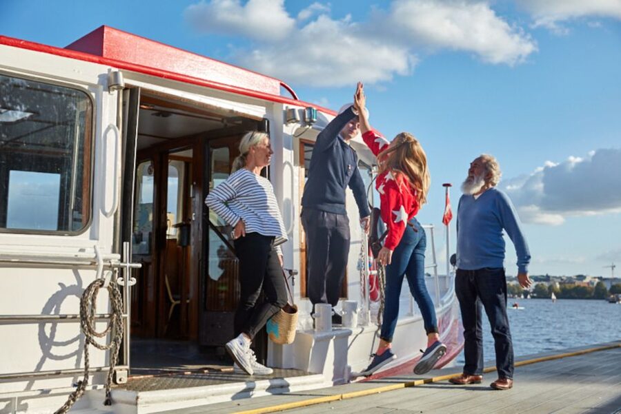 Hamburg: City Cruise on Alster Lake - Is $29 fair for a 50-minute cruise?