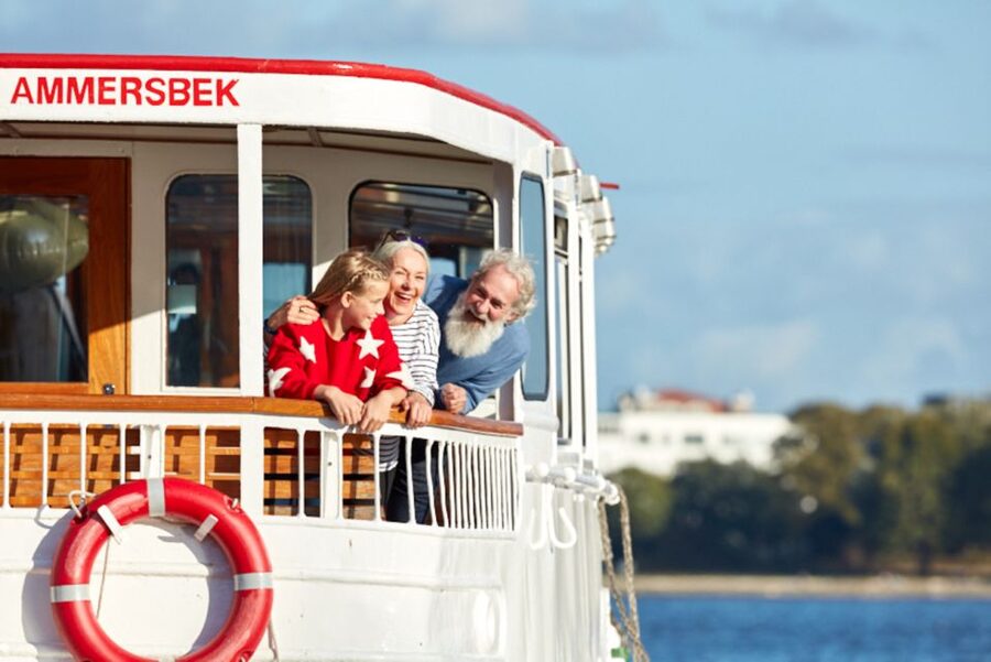 Hamburg: City Cruise on Alster Lake - From the Alster Fountain to Lombards Bridge