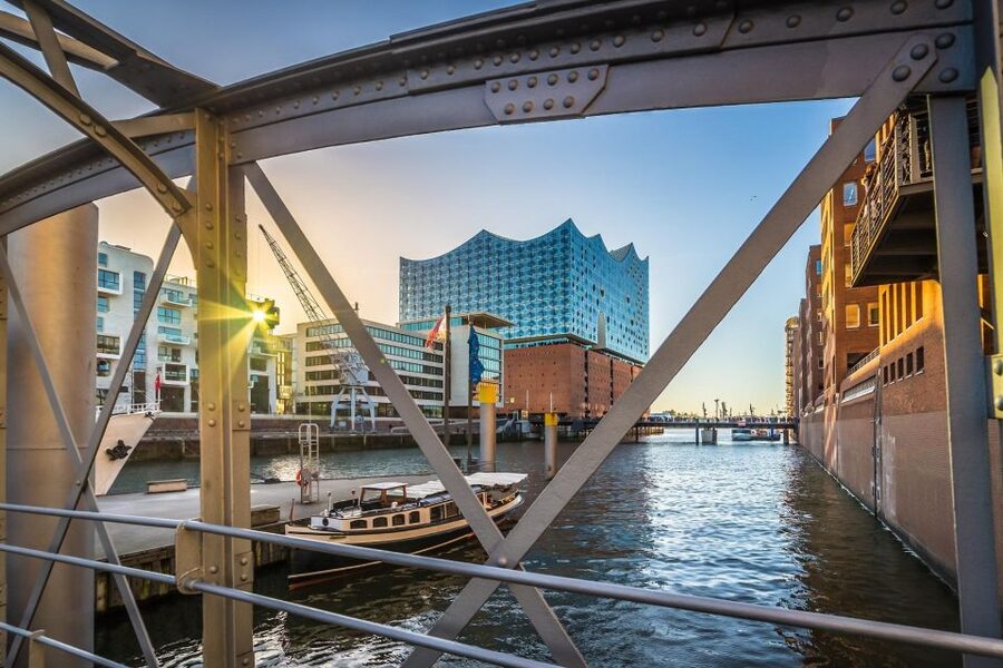 Hamburg Combi: 1,5h Evening Cruise & 2h Reeperbahn Tour - Two Hamburg icons in one evening plan