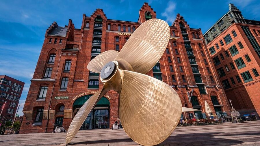 Hamburg: Discover Hamburg from landmark to landmark - Walking toward Speicherstadt