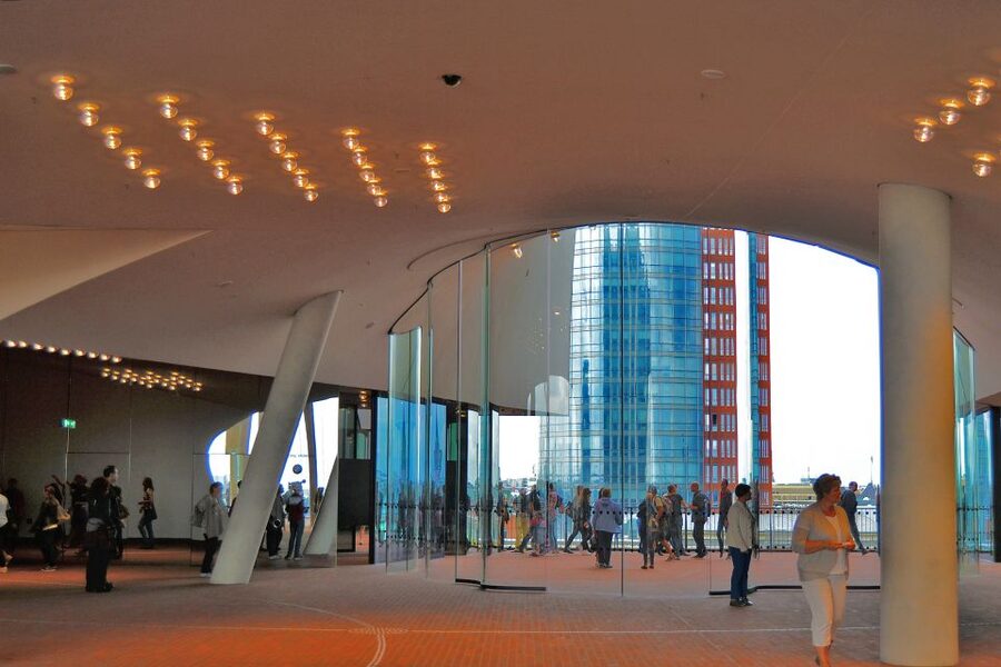 Hamburg: Elbphilharmonie Plaza, Highlights & Surroundings - Sandtorkai’s flood protection bridge