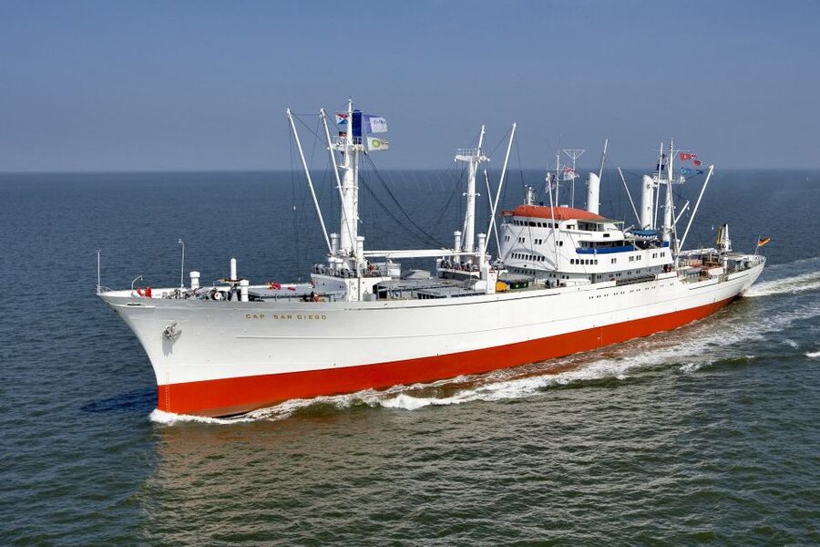 Hamburg: Entrance to the Museum Ship Cap San Diego - Hatch 2 explains the change in sea freight