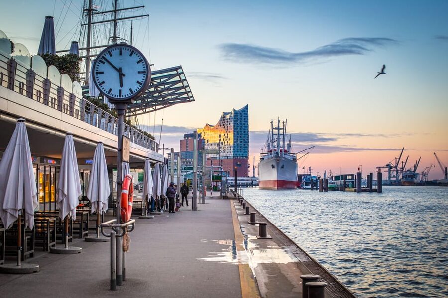 Hamburg: Guided Bike Tour - Cycling through the old Elbe Tunnel