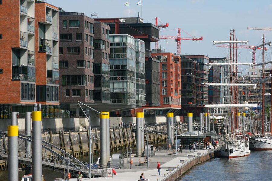 Hamburg: Guided Port Walk for Families - Deichstraße 30 and the old merchant quarter