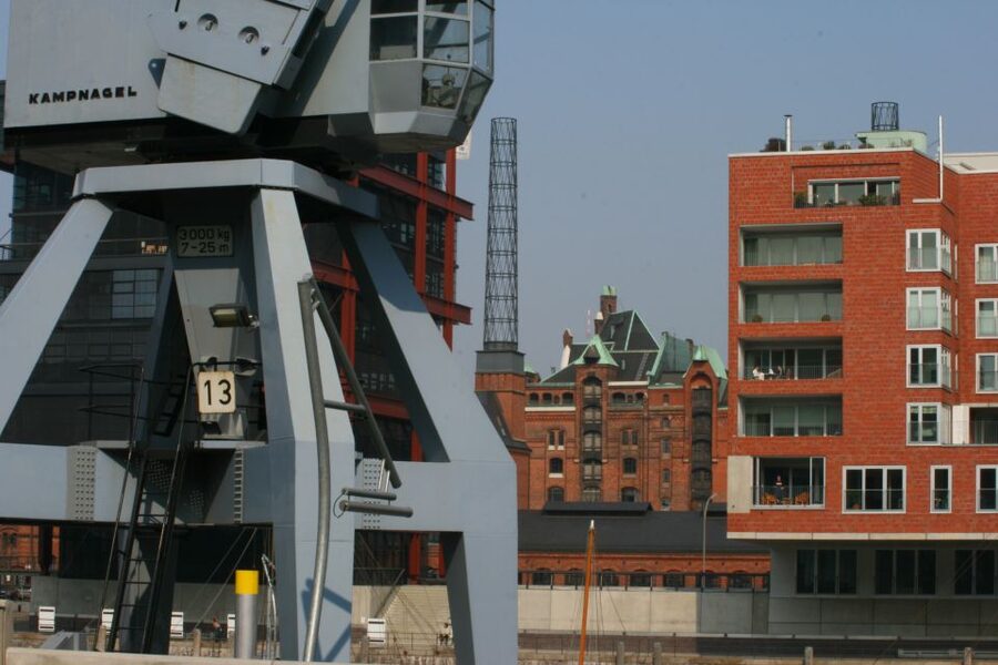 Hamburg: Guided Port Walk for Families - Language, weather, and the right age