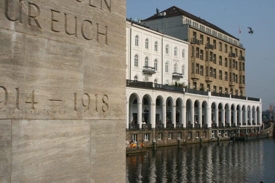 Hamburg: Guided Walking Tour - From the Town Hall into Hamburg’s city story