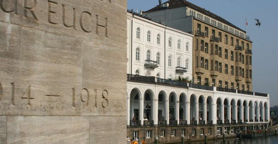 Hamburg: Guided Walking Tour - Deichstrasse: Hamburg before the modern waterfront