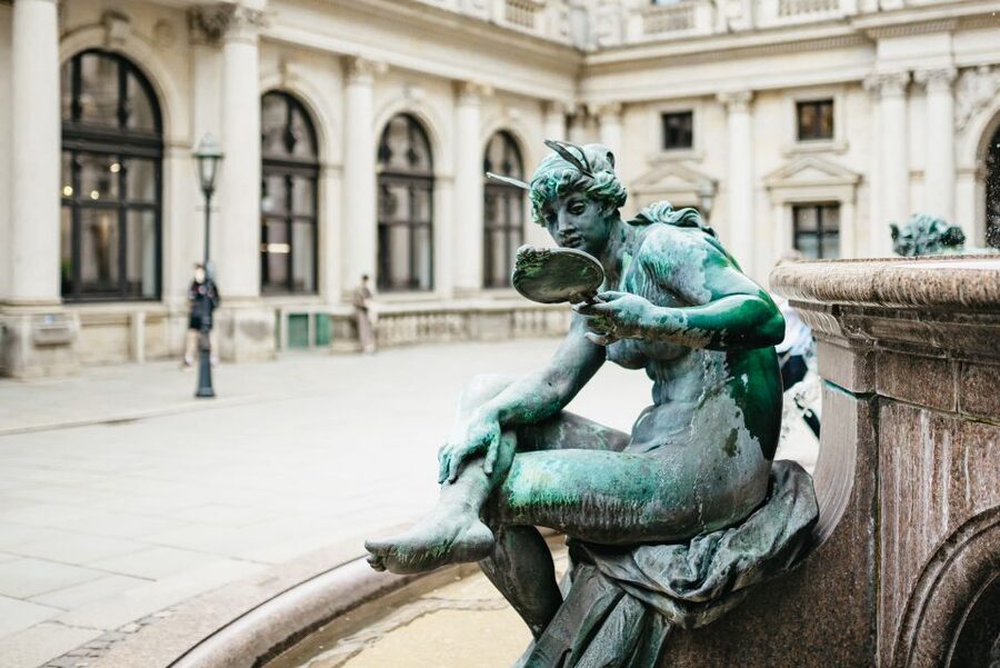Hamburg: Guided Walking Tour for Magic Fans - Deichstraße, Hamburg’s oldest street area