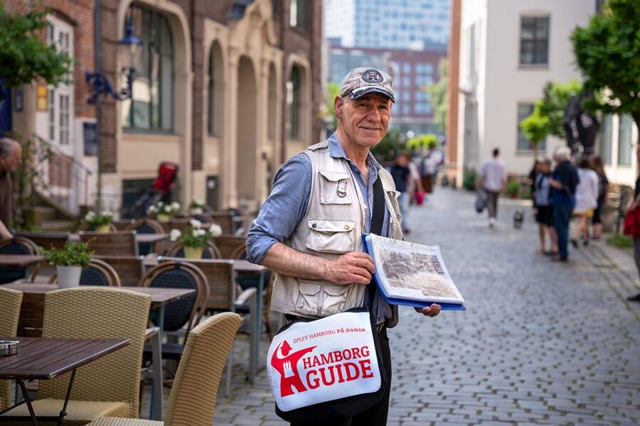 Hamburg: Guided Walking Tour in Danish - St. Nikolai Memorial and the memory of 1943