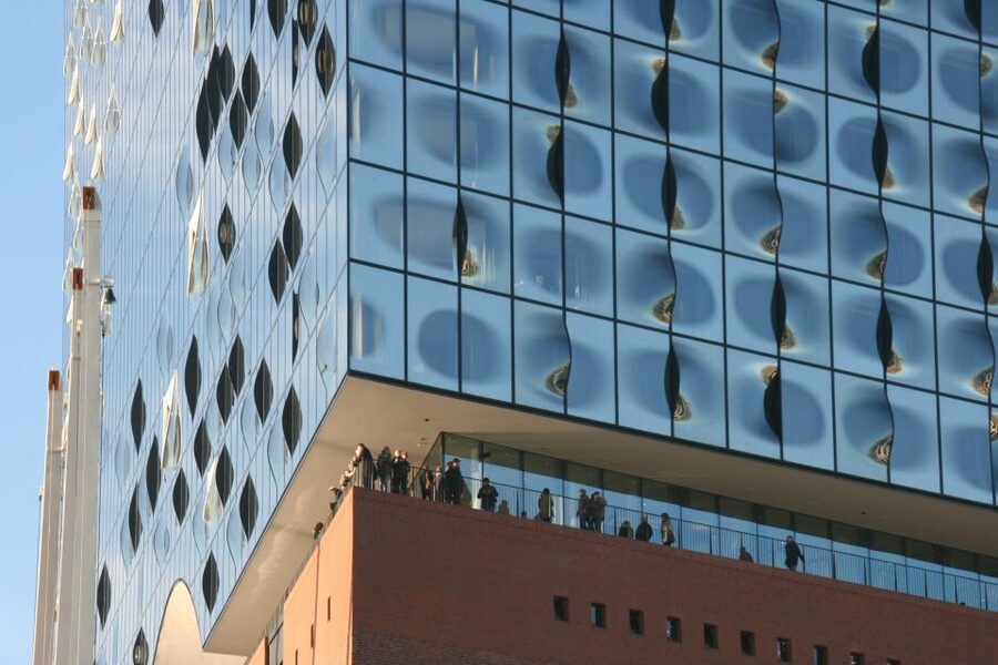 Hamburg: Guided Walking Tour - Trostbrücke and St. Nikolai Memorial: War, trade, and memory