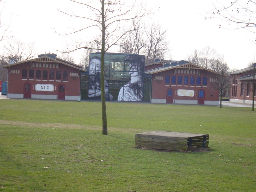 Hamburg Harbor: 3.5-Hour Guided Tour by Bike - Veddel and the port city behind the postcard