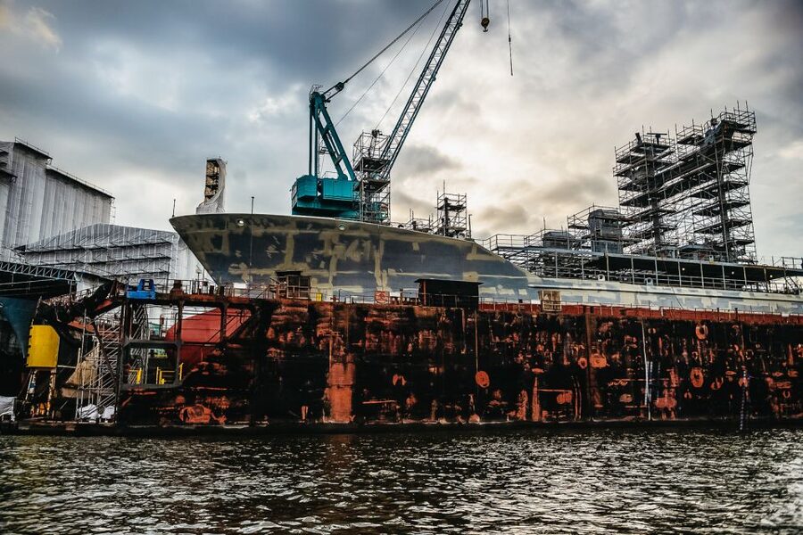 Hamburg: Harbor Cruise - German commentary and the guide’s role