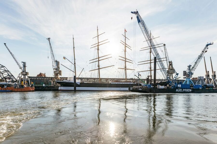 Hamburg: Harbor Cruise with Wine and Cheese - Who should book this Hamburg cruise?