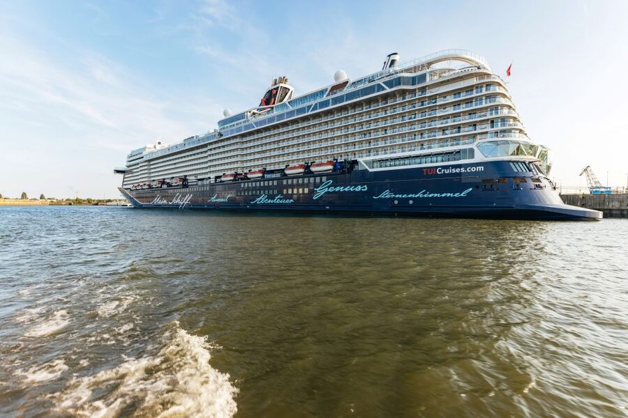 Hamburg: Harbor Cruise with Wine and Cheese - What the 90 minutes feel like