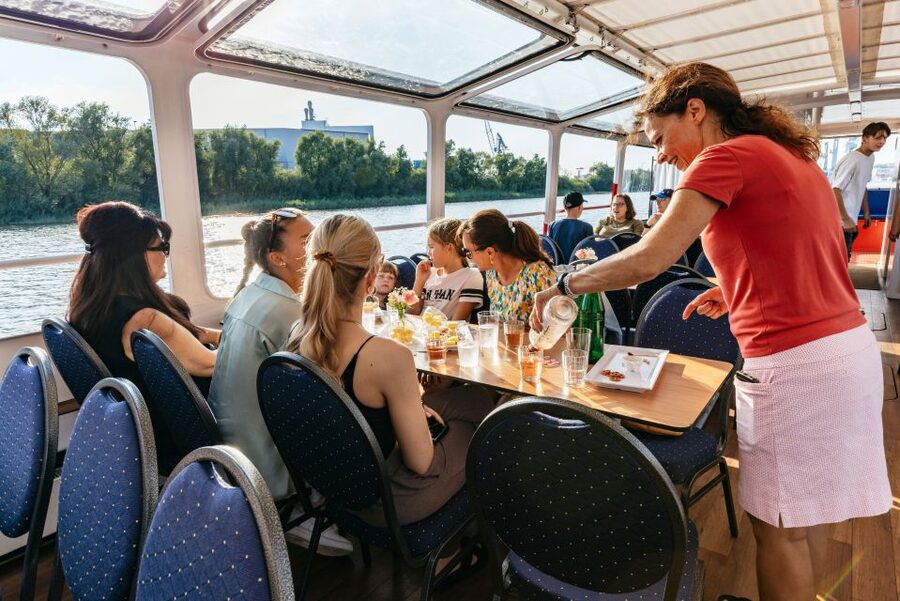 Hamburg: Harbor Cruise with Wine and Cheese - Boarding near Fischbrötchenbude 10